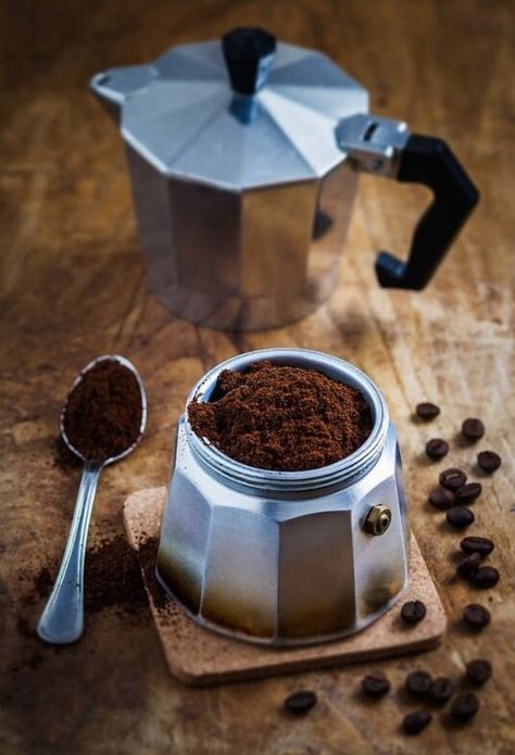 Coffee Facts, Coffee World, Coffee Wallpaper, Moka Pot, Coffee Pictures, Coffee Photography, Stove Top Espresso, Chocolate Coffee, Coffee Cafe