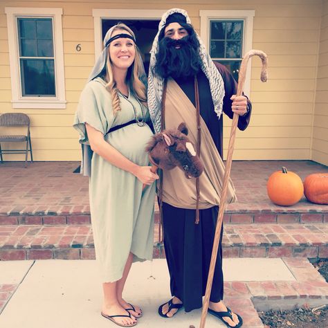 Mary and Joseph Halloween costume. Mary And Joseph Costumes, Halloween Kostüm Joker, Joseph Costume, Funny Couple Costumes, Pregnancy Costumes, Pregnant Halloween Costumes, Halloween Parejas, Mary And Joseph, Best Friend Halloween Costumes