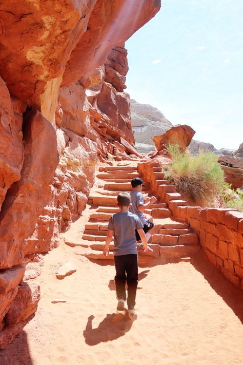 How to spend a dreamy weekend in Capitol Reef National Park | Hickman Bridge Trail #simplywander #capitolreef #utah #hickmanbridge Capital Reef National Park, Us Vacations, Utah Hiking, Travel Utah, Utah Trip, Utah Vacation, American National Parks, Utah Adventures, Utah Hikes