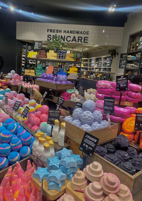 Lush Bathbomb Aesthetic, Lush Products Aesthetic, Lush Soap, Lush Store, Bath Boms, Girly Christmas Gifts, Aesthetic Bath, Craft Shed, House Smell Good