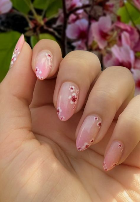 Japanese Flower Nails, Japanese Blossom Nails, Pink Flower Nail Art, Spring Nails Simple, Cherry Blossom Nails Design, Cottagecore Nails, Nail Ideas Spring, Japan Nail Art, Cherry Blossom Nails Art