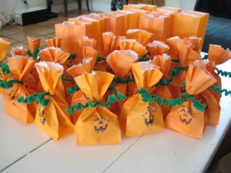 Pumpkin Halloween Treat Bags Snack Halloween, Halloween Treat Bags Diy, Dulceros Halloween, Postres Halloween, Diy Halloween Treats, Dulces Halloween, Creative Party Ideas, Halloween Goodie Bags, Bonbon Halloween