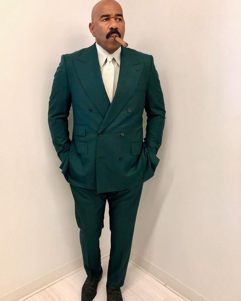 Steve Harvey Outfits, Steve Harvey Fashion, Funny Steve Harvey Pictures, Steve Harvey Family, Quotes Steve Harvey, Steve Harvey Suits, Black Mens Fashion Suits, Steve Harvey Books, Harvey Outfits