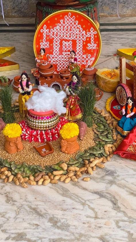 Pongal pooja decoration Decoration For Sankranti, Pongal Decoration Ideas At Office, Pongal Celebration Ideas, Bhogipallu Decoration Ideas, Pongal Craft Ideas, Makar Sankrant Bornhan Decoration, Sankranthi Crafts, Pongal Notice Board Decoration, Gangore Festival Decoration