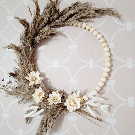 Boho wreath, Dried pampas and wood flowers wreath, Boho wall décor #BohoDécor #NeutralWreath #WoodFlowersWreath #NaturalPampas #BohoWreath #NaturalWreath #BohoWallDécor #WallDécor #DriedPampasWreath #MantelWreath Boho Feather Decor, Wire Wreaths, Cowboys Wreath, Grass Wreath, Window Wreath, Boho Wreath, Dried Pampas, Flowers Wreath, Dried Flower Wreaths