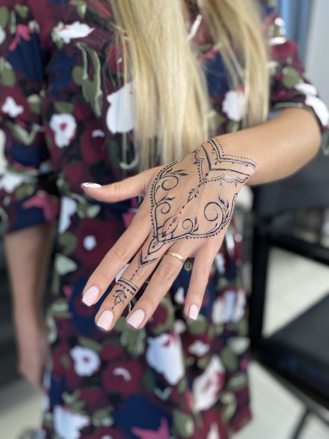 #CoolTattoos #TattooArt #InkMaster #TattooDesigns #InkedUp #TattooLovers #InkInspiration #TattooIdeas #CreativeInk #TattooStyle Mandala Tattoo Hand Women, Floral Mandala Hand Tattoo, Mandela Tattoo Hand, Mandala Tattoo On Hand Women, Tatoos Woman Hand Mandala, Left Hand Tattoo, Lace Sleeve Tattoos, Finger Tattoo Ideas, Bali Tattoo