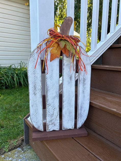 📬 WE OFFER LOCAL PICK UP AND DELIVERY! We are located in the Lehigh Valley. Send us a message before your purchase so the shipping and fees are adjusted accordingly. We can reserve your listing for you. 📬 Our beautiful whitewashed pumpkin is the perfect addition to your fall decor collection!  This item is made with premium pine and hand painted. It is guarded by a water-resistant finish to withstand the outdoors, but would also be lovely indoors.   This is our standard model, but we can custom create yours any way you'd like. Send us a message. Each piece is made to order.  Because the pieces are hand-crafted, each one will differ slightly from the others.  Our real, quality wood may have natural imperfections, and hand painting is never exactly the same. We believe this gives each piec Fall Pumpkin Porch Decor, Pallet Wood Pumpkins, Fall Wood Pallet Ideas, Simple Fall Outdoor Decor, Fall Driveway Decor, Pallet Pumpkins Diy, Diy Fall Wood Decor, Wood Pumpkins For Porch, Fall Diy Crafts To Sell