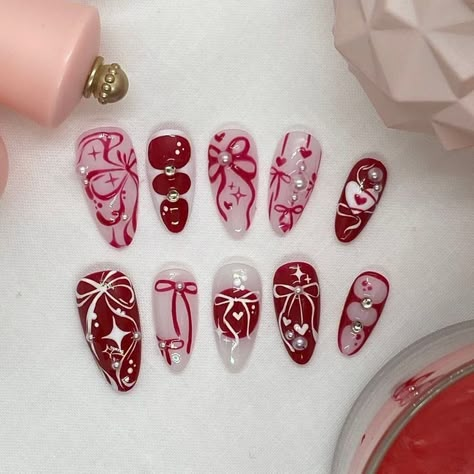 Christmas But Not Christmas Nails, Cute Xmas Nail Designs, Winter Nails Not Christmas, Coquette Fall Nails, Funky Holiday Nails, Hmong Nails, Abstract Christmas Nails, Non Traditional Christmas Nails, Funky Christmas Nails