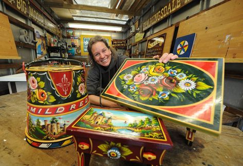 It could be said that canals are in artist Meg Gregory's blood. She works as a traditional signwriter, which includes hand-painting the beautiful and decorative script found along the side of narrow boats. Canal Boat Art, Boat House Interior, Narrow Boats, Boat Style, Narrow Boat, Canal Boats, Working Boat, Living On A Boat, Folk Painting