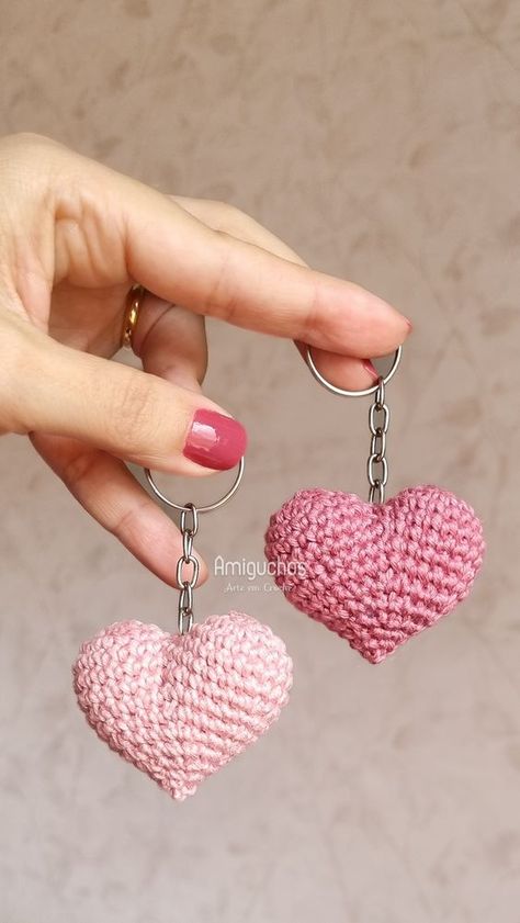 Aprenda a fazer este lindo chaveiro em forma de coração em crochê com a aula disponível no canal. Crochet Pokemon, Form Crochet, Heart Crafts, Crochet For Home, Crochet Heart, Diy Keychain, Single Crochet, Crochet Amigurumi, Keychains