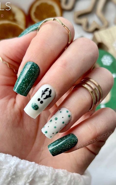 Merry Christmas Manicure, Festive Christmas Nails Green, Green Reindeer Nails, Christmas Simple Nail Art, Nails Christmas Designs Green, Cute Green Christmas Nails, Christmas Nail Ideas 2023, Red And Green Short Nails, Sparkly Green Christmas Nails