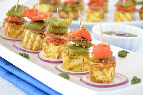 Paneer tikka without oven.How to cook paneer tikka on cooktop. Cubed cottage cheese and veggies marinated in yogurt and spices.Quick n easy Indian Appetizer Easy Indian Appetizers, Party Food Easy Appetizers, Wedding Food Catering, Indian Recipes Authentic, Veg Snacks, Indian Appetizers, Paneer Tikka, Indian Party, Paneer Recipes