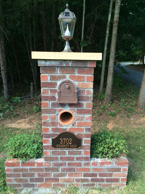 Finished brick mailbox with solar lantern Flagstone Mailbox Ideas, Brick Mailbox With Planter, Mailbox Ideas Brick, Brick Mailbox Ideas, Brick Mailbox Designs, Driveway Pillars, Driveway Columns, Brick Mailboxes, Mailbox Diy