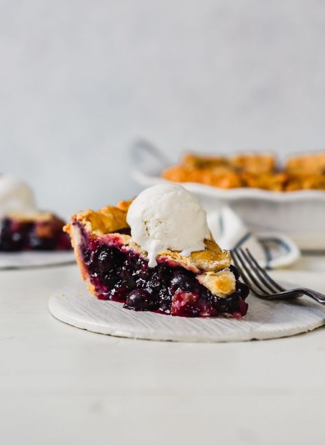 THE best fruit pie for summer. Blueberry Rhubarb pie. It's sweet, tart, has a flaky crust and is easy to make! Blueberry Rhubarb Pie, Blueberry Crumble Pie, Blue Pie, Easy Blueberry Pie, Rhubarb Recipes Pie, Homemade Blueberry Pie, Blueberry Rhubarb, Crumb Recipe, Crumble Pie