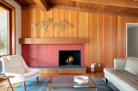 A wood-paneled home designed by Kimba Hills looks more modern thanks to a tiled fireplace,... Midcentury Modern Fireplace, Mid Century Modern Fireplace, Mid Century Fireplace, Midcentury House, Narrow Living Room, Mid Century Living Room, Modern Fireplace, Fireplace Tile, Building A New Home