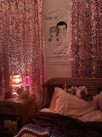 #aesthetic #room Early 2000s California Aesthetic, Jackie Burkhart Bedroom, Early 2000s Bedroom Aesthetic, Paris Hilton Bedroom, Y2k Curtains, Celeb Bedrooms, Jackie Burkhart Room, 2000 Decor, Pink Y2k Room