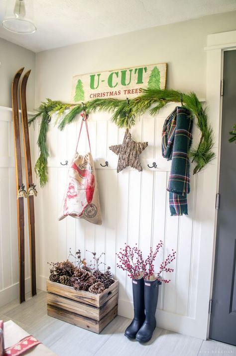 Holiday Housewalk 2015 | Classic & rustic Christmas Mudroom decor: Gather inspiration from the Holiday Housewalk 2015 with a modern farmhouse decorated for Christmas using rustic and classic decor. Rustic Office, Mudroom Decor, Rustic Restaurant, Rustic Background, Modern Christmas Tree, Modern Christmas Decor, Ideas Para Organizar, Christmas Yard, Holiday House