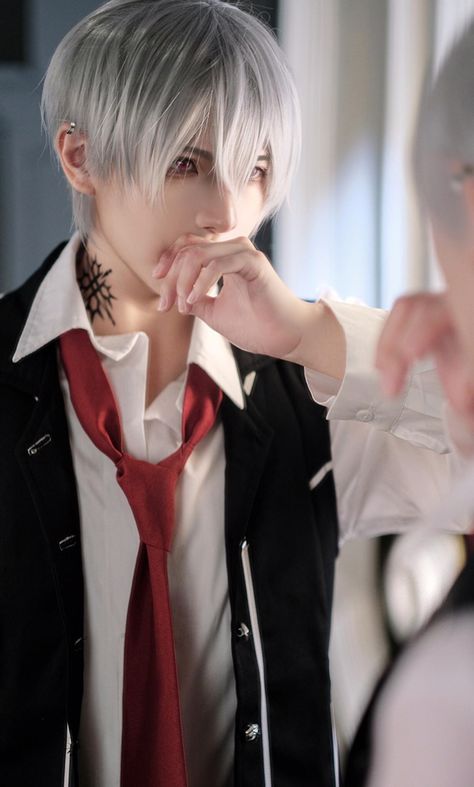 Vampire Cosplay Men, Vampire Bite Makeup, Anime Makeup Looks, Mikki Kairi, Boarding School Dorm, Vampire Knight Cosplay, Vampire Knight Zero, Knight Anime, Boy Hairstyle