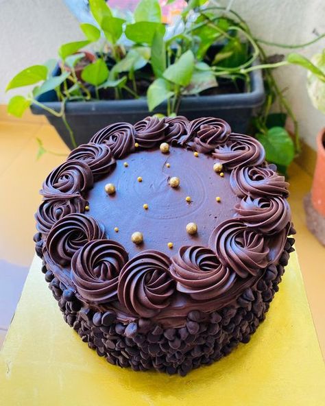 Crust and Creams by Pragati on Instagram: "Chocolate choco chip cake 🍰 Frosted with our signature chocolate ganache 😊 SWIPE and tell me if you’re not drooling 🤤 . . . #cake #cakes #customisedcakes #cakeoftheday #cakedecorating #cakedecoration #cakeboss #baker #homebaker #egglesscakes #cakedecoration #cakedecor #food #birthdaycake #chocolate #chocolatecake #cakesofinstagram #love #delicious #cakeart #birthday #dessert #bakery #cakecakecake @buzzfeedtasty @indiafoodnetwork @cupcakeproject @ba Choco Chips Cake Design, Choco Cake Decoration, Choco Chips Cake, Dessert Bakery, Unique Cakes Designs, Holiday Desserts Christmas, Circle Cake, Chocolate Ganache Cake, Chocolate Cake Designs