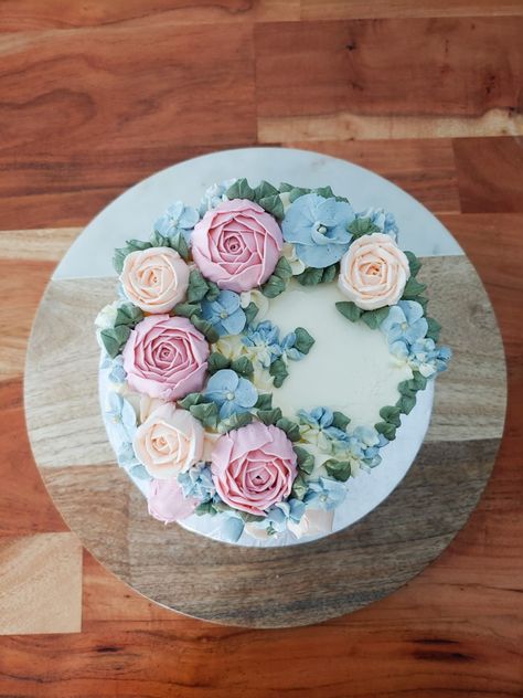 Blue Cake With Pink Flowers, Blue Floral Cake Birthday, Blue And Pink Cake Birthday, Pink And Blue Cake, Pink Flower Cake, Floral Cake Birthday, Hydrangea Cake, Rosé Birthday Cake, Grad Cake