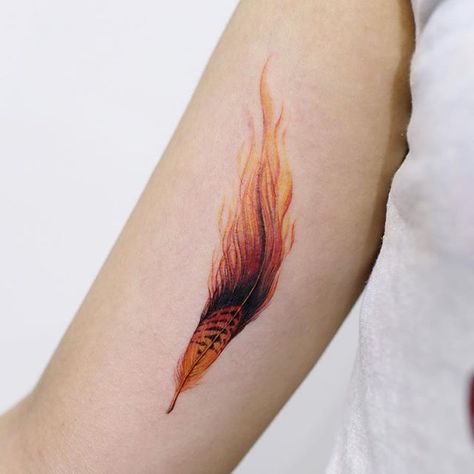 Amazing concept.... flaming feather!!                                                                                                                                                                                 More Phoenix Feather Tattoos, Edinburgh Tattoo, Tattoo Calf, Tattoo Feather, Phoenix Wings, Phönix Tattoo, Diy Tattoo Permanent, Phoenix Feather, Phoenix Tattoo Design