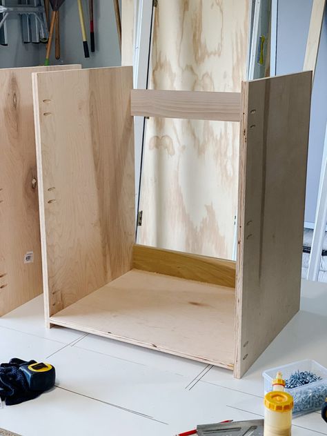 HOW TO BUILD BASIC CABINET BOXES WITH KREG! - making pretty spaces Woodworking Jigs Homemade, Diy Wall Cabinet, Diy Kitchen Cabinets Build, Building Kitchen Cabinets, Diy Bookshelf, Kitchen Base Cabinets, Cabinet Plans, Cabinet Boxes, Carpentry Diy