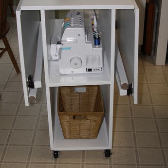 Sewing Machine Storage Small Space, Sewing Table Ideas Diy, Folding Sewing Table, Tables For Small Spaces, Craftroom Ideas, Quilting Table, Craft Tables, Sewing Tables, Folding Fabric