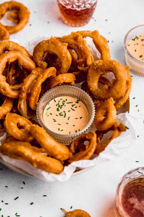 Onion Rings Food Photography, Burger And Onion Rings, Onion Ring Photography, Onion Rings Photography, Onion Rings Aesthetic, Burger Photo, Onions Rings, Battered Onion Rings, Sick Food