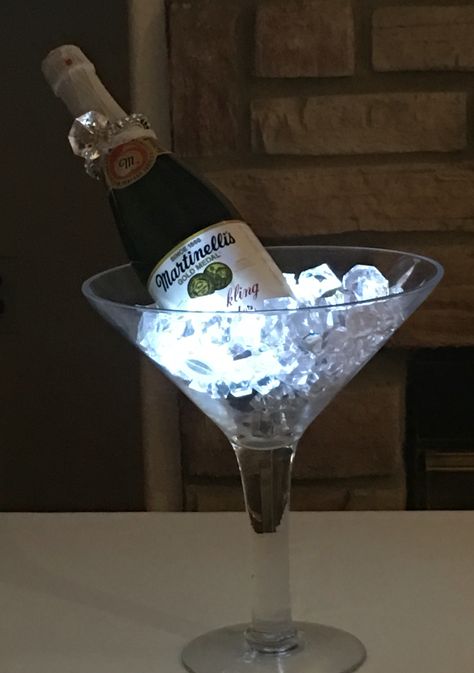 Centerpiece of martini glass                                                                                                                                                                                 More Martini Glass Centerpiece Birthday, Champagne And Diamonds Party, Large Martini Glass Centerpiece, Champagne Centerpiece, Martini Glass Centerpiece, 30th Birthday Themes, Celebrating Birthday, Silver Garland, Reception Bar