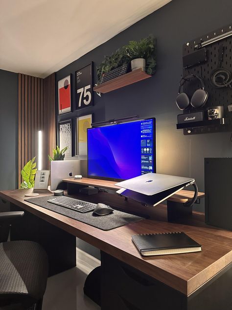 Graphic Designer Office Ideas, Productivity Desk Setup, Modern Desk Setup, Wfh Desk Setup, Small Room Setup, Photography Home Office, Office Wellness, Cozy Setup, Office Shelves