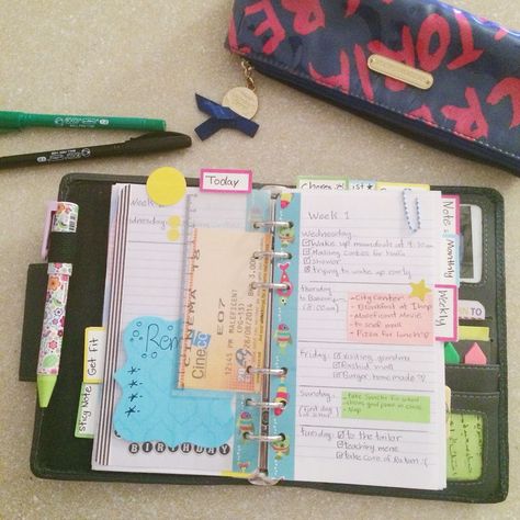 Helpful tips for students to get organized. Planner Organization College, Filofax Inspiration, Agenda Filofax, Life Planner Organization, Stationery Obsession, Organization Bullet Journal, Hobonichi Planner, Study Stationery, Planner Tips