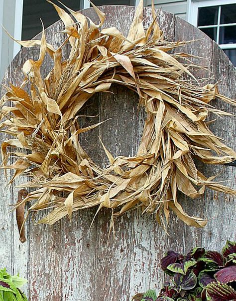 Diy Fall Wreaths, Corn Husk Wreath, Diy Fall Decor Ideas, Easy Fall Wreaths, Diy Fall Decor, Pumpkin Vase, Dried Wreath, Fun Fall Crafts, Dried Corn