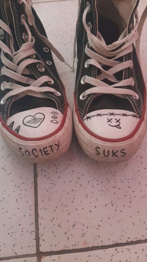 Converse Drawing, Doodle Shoes, Sharpie Shoes, Converse Design, Grunge Shoes, Shoes Quotes, Diy Sneakers, Dr Shoes, Shoes Converse