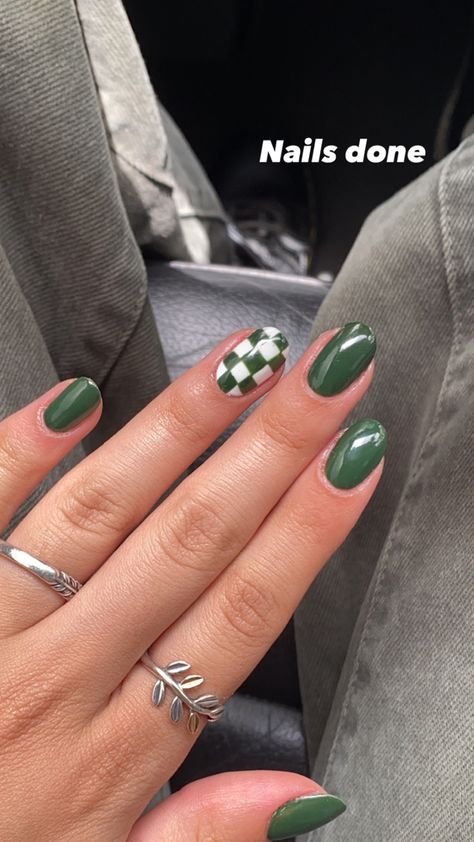 Aesthic Instagram Profile Pic, Popular Nails For 2024, Nail Designs For Sept, One Checkered Nail, Green Nails Pattern, Dark Green Checkered Nails, Short Gel Nails Checkered, Matte Minimalist Nails, Spring Grunge Nails