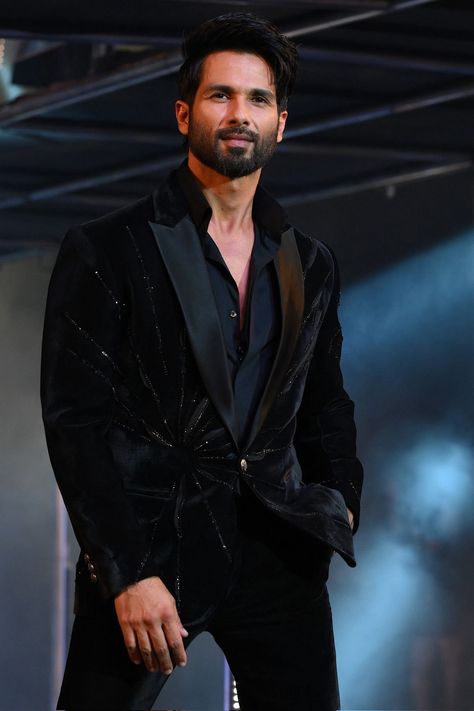 Shahid Kapoor Suit Style, Blezars For Men Wedding Indian, Cocktail Party Outfit For Men, Designer Tuxedo Men Grooms, Cocktail Party Outfit Men, Cocktail Dress For Men, Reception Suits, Wedding Suits Men Black, Indian Wedding Suits Men