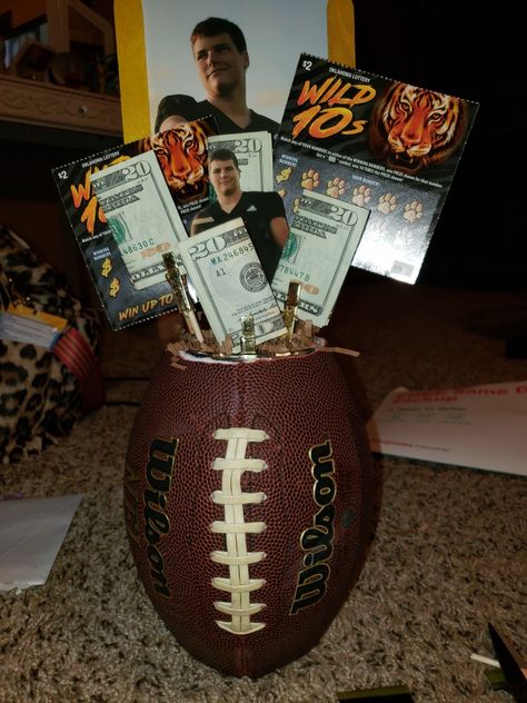 Football Senior Night Gifts Ideas, Senior Day Football Ideas, Senior Gifts For Football Players, Senior Night Notes, Football Senior Night Ideas High School, Senior Football Gift Ideas, Football Baskets For Boyfriend, Senior Night Football Ideas, Senior Night Baskets Football