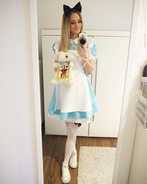 Easy Halloween Costume Ideas, Alice Halloween, Make Your Own Costume, Alice Costume, Alice Cosplay, Easy Halloween Costume, Alice In Wonderland Dress, Alice In Wonderland Costume, Wonderland Costumes