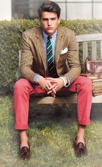 An essential preppy style guide to help men incorporate a cleaner and more refined look into their everyday wardrobe, while simultaneously maintaining their own personal style. Southern Men, Estilo Ivy League, Summer Menswear, Red Chinos, Tweed Sport Coat, Style College, Stile Preppy, Nantucket Red, Man In A Suit