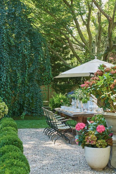 Gravel Patio, Garden Wallpaper, Garden Types, Plants And Flowers, Outdoor Dining Area, Garden Cottage, Country Gardening, English Garden, Outdoor Dining Table