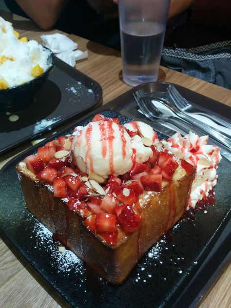 Strawberry Lava Toast, Lava Toast, Emma Food, Strawberry Toast, Milkshake Cake, Bone Apple Teeth, Toast Casserole, Easter Food, Food Meals