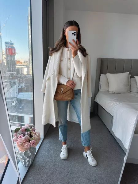 Warm Cardigan Outfit, All Black Classy Outfits, White Skirt Suit, Chic Black Outfits, Best White Sneakers, White Sneakers Outfit, Classy Business Outfits, Old Money Outfits, Beige Outfit