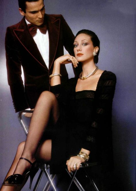 Loris Azzaro. L'Officiel magazine 1975 Fashion 70s Style, Vintage Fashion 70s, Halston Vintage, 1970s Vintage Fashion, Marisa Berenson, 70s Glamour, 1970's Fashion, Fashion 70s, Seventies Fashion