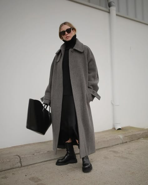 A Sleek Way to Wear Your Silk Midi Skirt This Season Coat 2020, Mode Editorials, Outfit Look, Winter Outfits Women, Fall Fashion Outfits, Looks Style, Mode Inspiration, Winter Fashion Outfits, Trench Coats