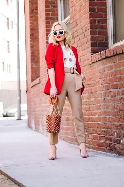 Red Blazer, High Waist Pants. Red Blazer Outfit For Work, Red Jacket Outfit, Red Outfits For Women, Red Blazer Outfit, Mode Ab 50, Outfit Elegantes, Blazer Outfits For Women, Beige Outfit, Tan Pants