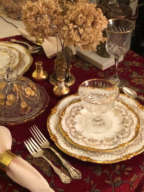 Victorian Dinnerware, Gold Table Setting, Fancy Table, Victorian Table, Luxury Tableware, Dinner Table Setting, Beautiful Table Settings, Food Table, Fancy Dinner