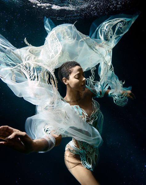 Iris van Herpen Spring 2023 Couture Runway Behind The Scenes, Spring 2023 Couture, Underwater Photoshoot, Underwater Portrait, 2023 Couture, Water Shoot, Iris Van Herpen, Mermaid Aesthetic, Underwater Photos