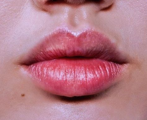 Homemade Mouthwash, Lindsey Wixson, Hide Dark Circles, Hot Pink Lips, Natural Blush, Pink Lip Gloss, Makeup Guide, Hot Lips, Lip Art