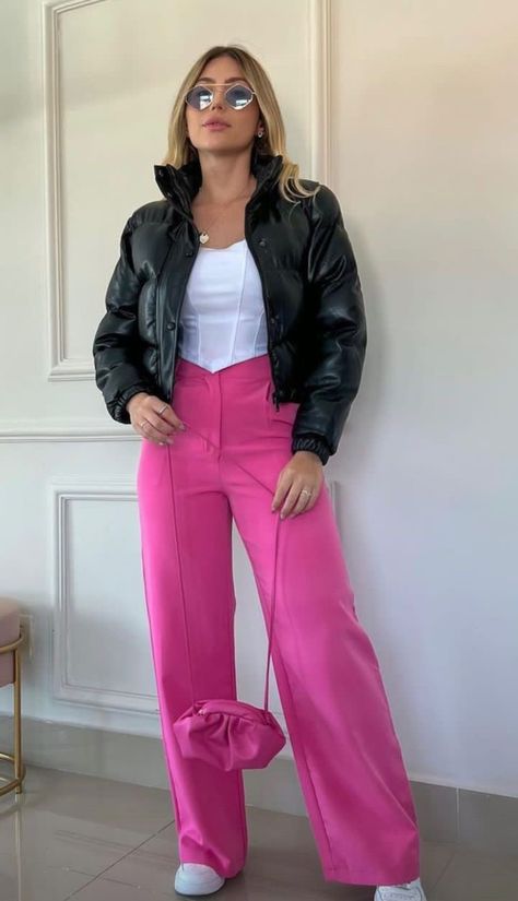 Look dia rosa e basic Outfits Color Rosa, Pink Jeans Outfit, Outfit Rosa, Jeans Rosa, Regina George, Pink Jeans, Pink Outfit, Looks Vintage, Color Rosa