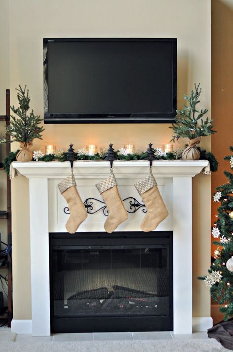 Beautiful simple Christmas mantel with burlap stockings! Christmas Mantels With Tv, Diy Christmas Fireplace, Christmas Fireplace Mantels, Mantel Decorating, Christmas Fireplace Decor, Fireplace Mantel Decor, Christmas Mantel, Christmas Mantel Decorations, Christmas Mantle