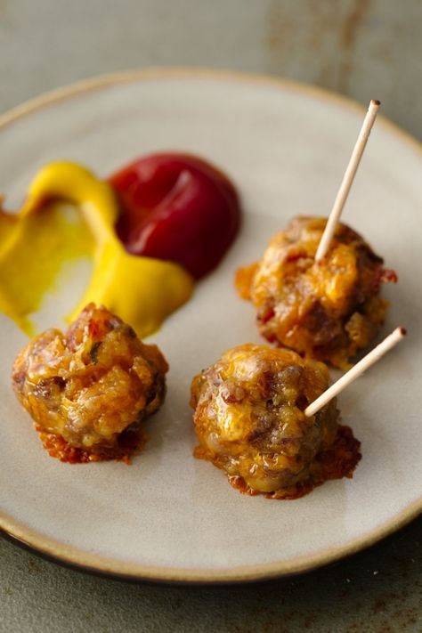 All the flavor of a bacon cheeseburger is packed inside these bite-size appetizers! So easy to make ahead of time too! Cheeseburger Balls, Super Bowl Finger Foods, Bacon Party, Make Ahead Appetizers, Bite Size Appetizers, Easy Bacon, Cheese Burger, Party Appetizers, Bacon Cheeseburger